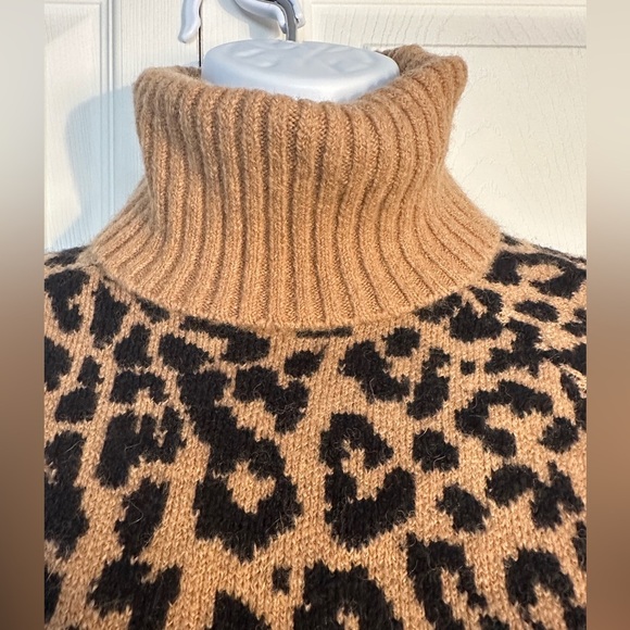 Turtleneck sweater in leopard Supersoft yarn. J.crew size small - Picture 5 of 8